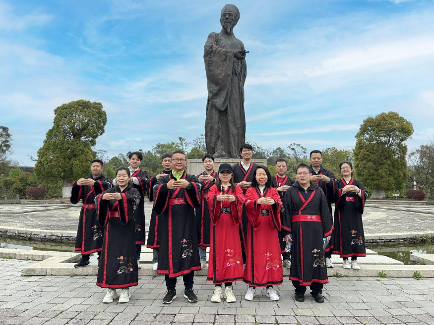 陽明先生石像前合影