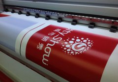 UV噴繪機(jī)戶外大屏廣告材料制作現(xiàn)場